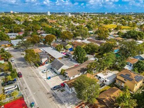 2701 NW 24th Ct in Miami, FL - Foto de edificio - Building Photo