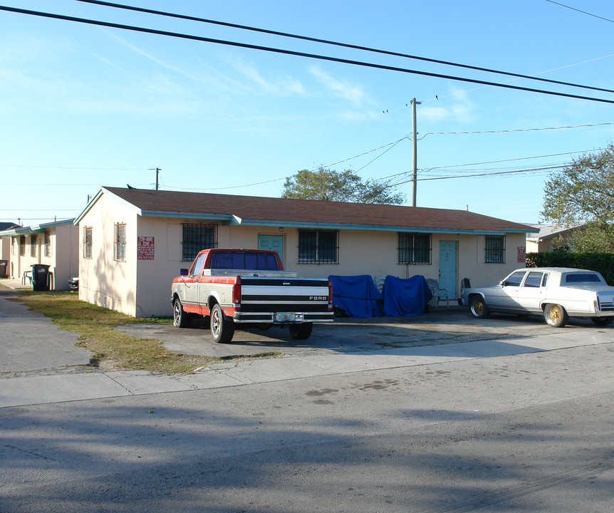 943 NW 10th St in Homestead, FL - Building Photo