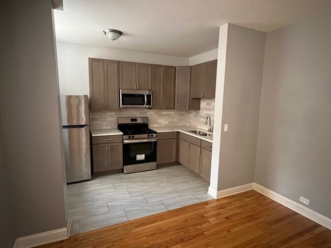 2358 E 70th Pl in Chicago, IL - Foto de edificio - Building Photo