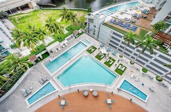 90 SW 3rd St, Unit 1805 in Miami, FL - Building Photo - Building Photo