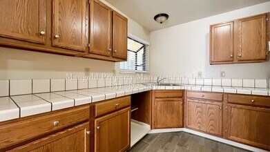 1073 Pinnacles Ave-Unit -B in Greenfield, CA - Building Photo - Building Photo