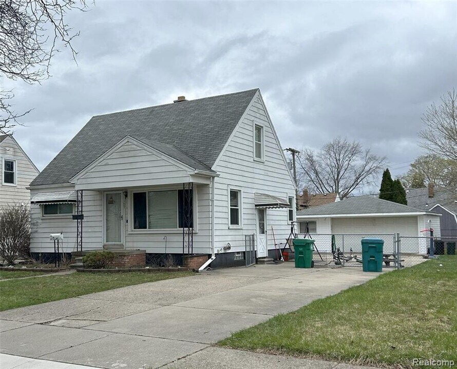 7097 Deering St in Garden City, MI - Building Photo