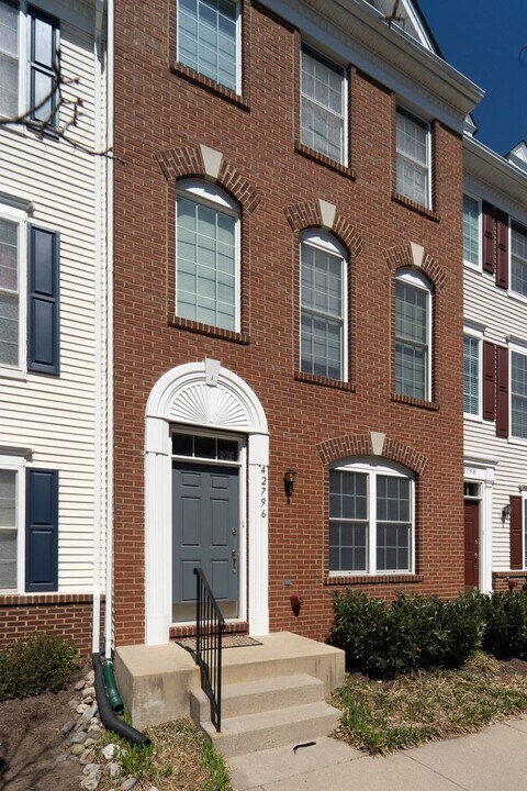 42796 Sykes Terrace in Chantilly, VA - Building Photo
