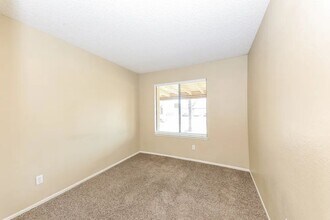 8775 Buckeye Ct in Fontana, CA - Building Photo - Building Photo