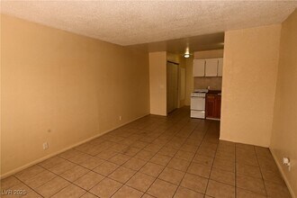 3021 E Carey Ave-Unit -4 in North Las Vegas, NV - Building Photo - Building Photo