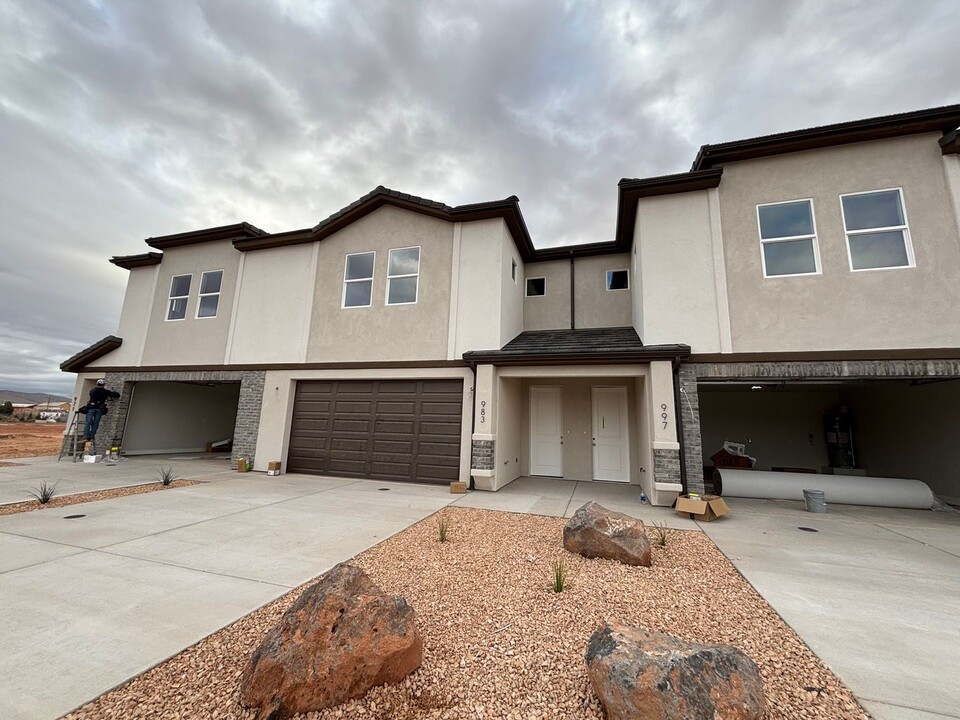 983 S 4380 W in Hurricane, UT - Foto de edificio