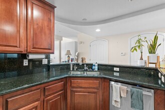 301 W G St, Unit 404 in San Diego, CA - Foto de edificio - Building Photo