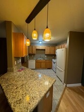 1444 Four Seasons Dr in Roseburg, OR - Building Photo - Building Photo