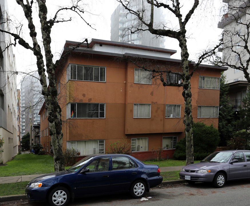 1620 Burnaby St in Vancouver, BC - Building Photo