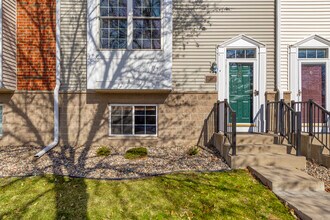 8057 Stratford Cir S in Shakopee, MN - Building Photo - Building Photo