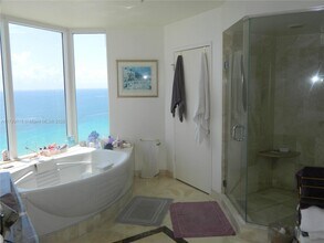 17555 Collins Ave, Unit 2108 in Sunny Isles Beach, FL - Foto de edificio - Building Photo