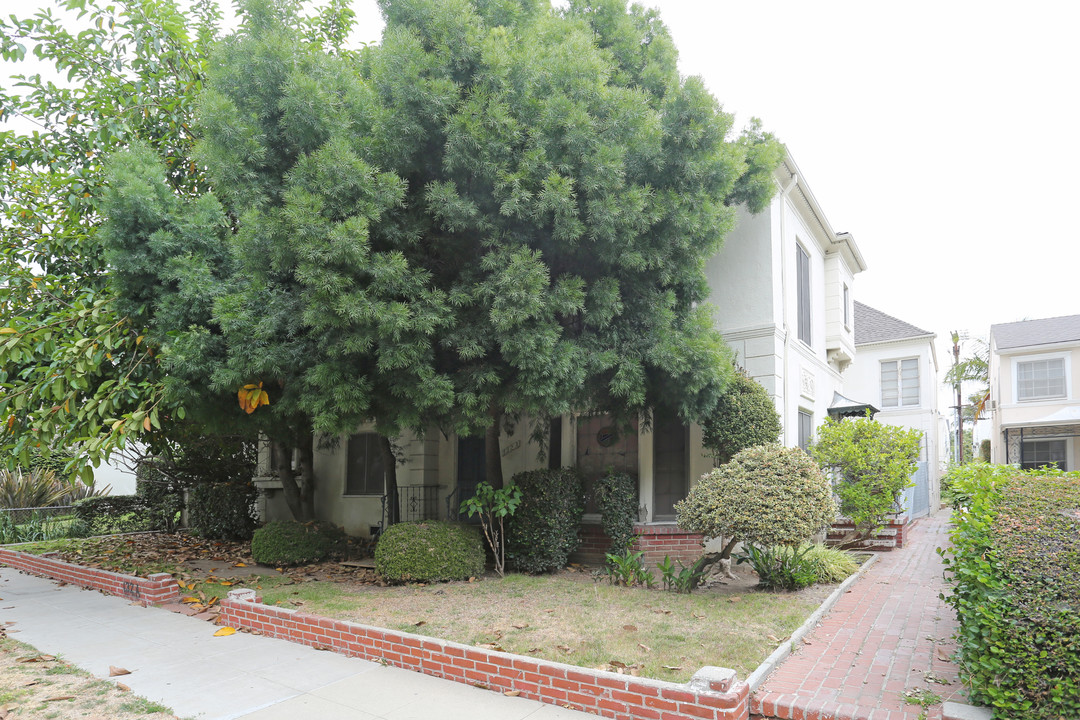 132 S McCarty Dr in Beverly Hills, CA - Building Photo