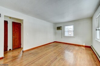 6 Helen Pl, Unit 224 in Clifton, NJ - Building Photo - Building Photo