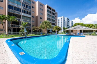 319 NE 14th Ave in Hallandale Beach, FL - Foto de edificio - Building Photo