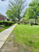146 Manor Dr in Red Bank, NJ - Foto de edificio - Building Photo