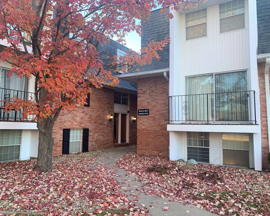 Versailles Apartments Peoria, IL Apartments