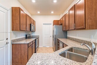 1040 Eucalyptus Dr in Hollywood, FL - Foto de edificio - Building Photo