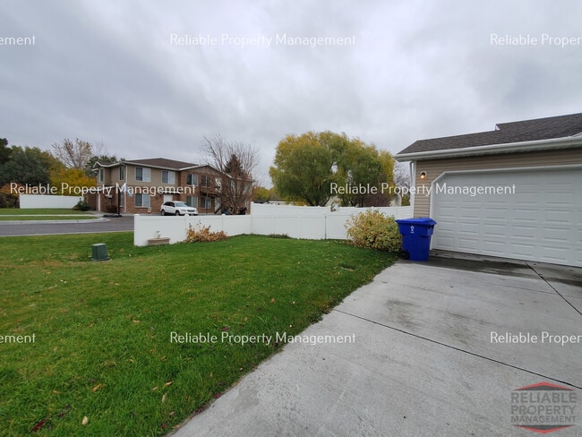 381 W 1st S in Rexburg, ID - Foto de edificio - Building Photo