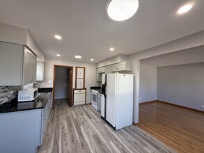 7504 Latrobe Ave in Burbank, IL - Building Photo - Building Photo