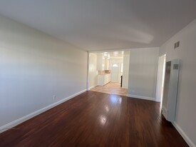 1706 N Hollywood Way, Unit B in Burbank, CA - Foto de edificio - Building Photo