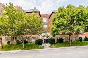 250 Lansdowne Av in Westmount, QC - Building Photo