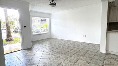 511 NW 82nd Ave in Miami, FL - Building Photo - Building Photo