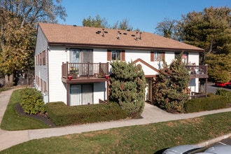 Polo Club in Amityville, NY - Foto de edificio - Building Photo