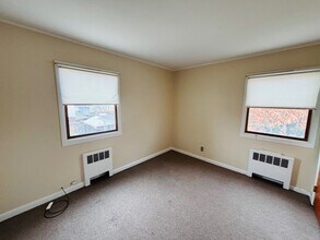 40 Frost Pond Rd in Glen Cove, NY - Building Photo - Building Photo