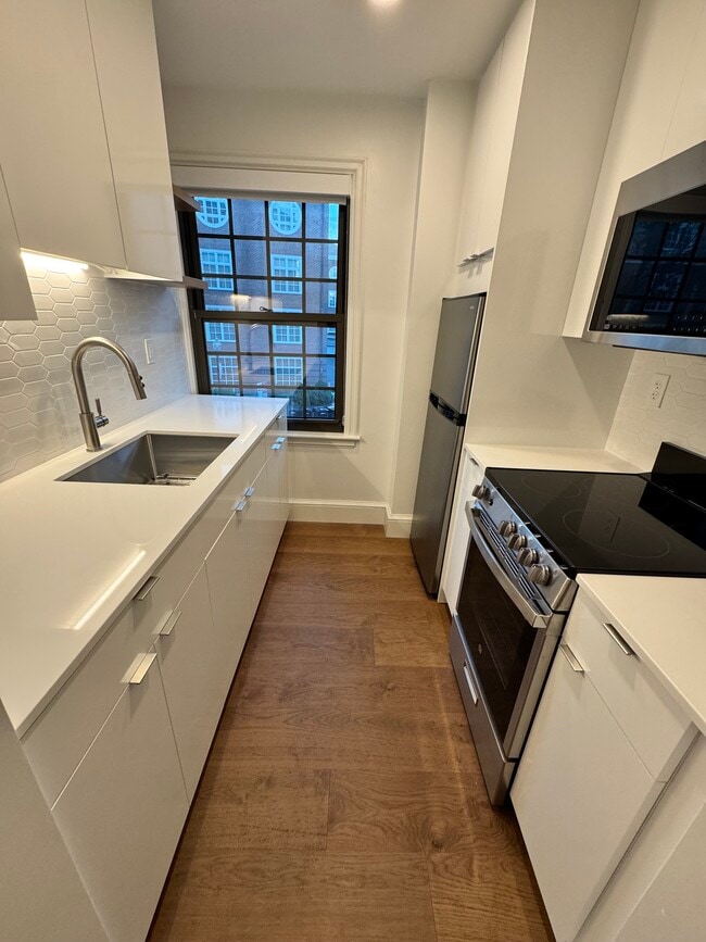 1172 Massachusetts Ave, Unit 214 in Cambridge, MA - Foto de edificio - Building Photo