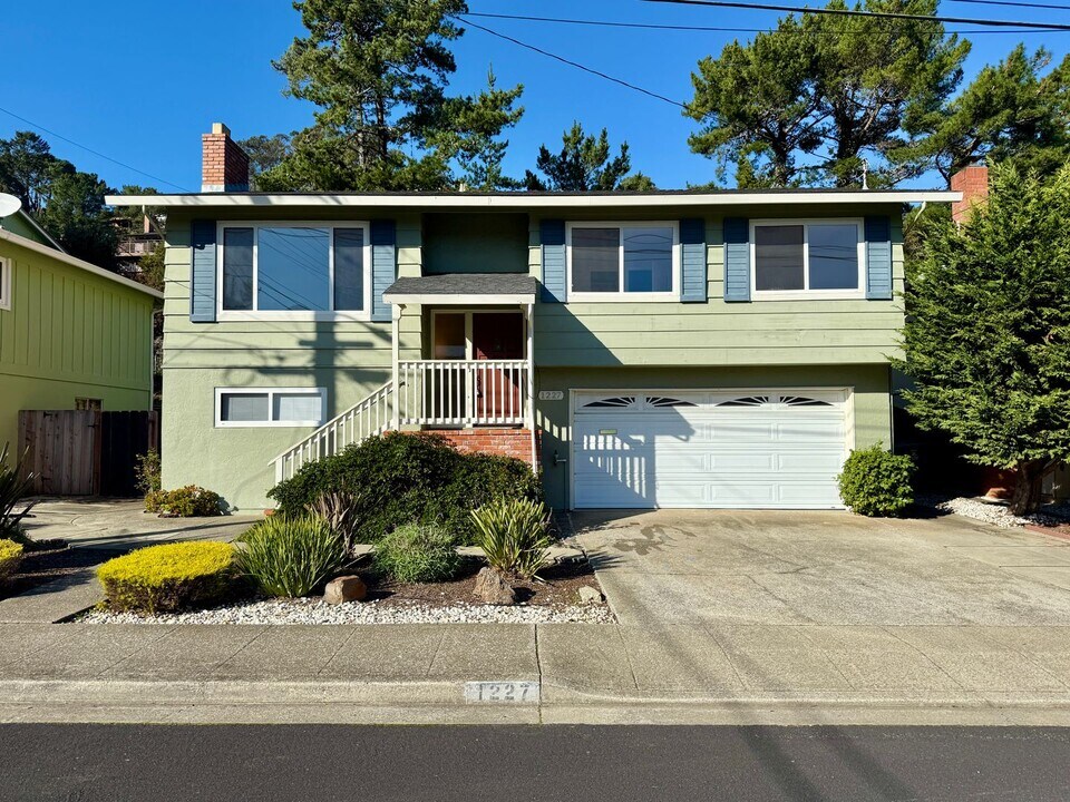 1227 Redwood Way in Pacifica, CA - Building Photo