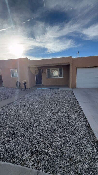 1305 Princeton Dr SE in Albuquerque, NM - Building Photo