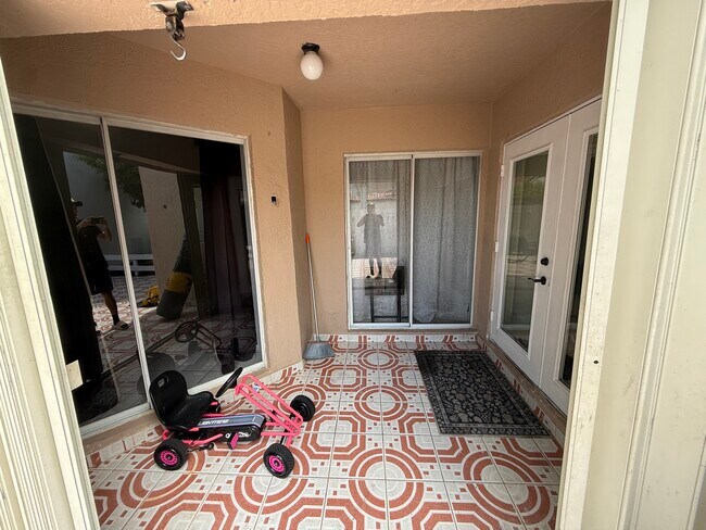 15835 SW 112th Terrace in Miami, FL - Foto de edificio - Building Photo