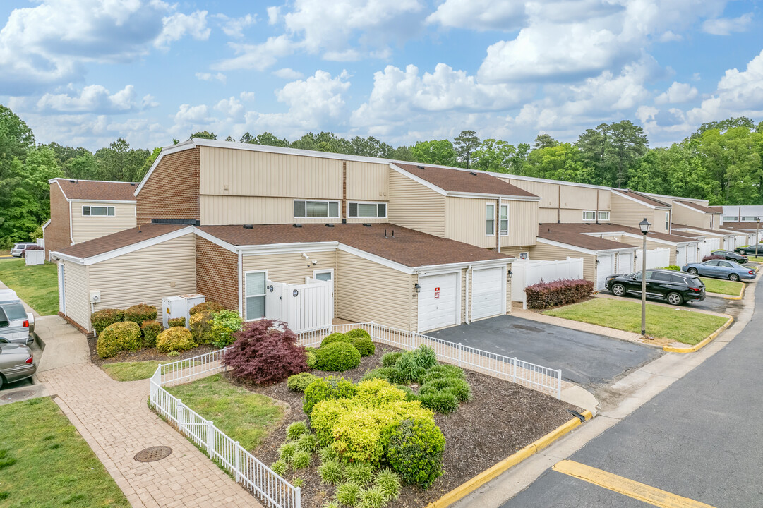 Grand Lake in Newport News, VA - Building Photo