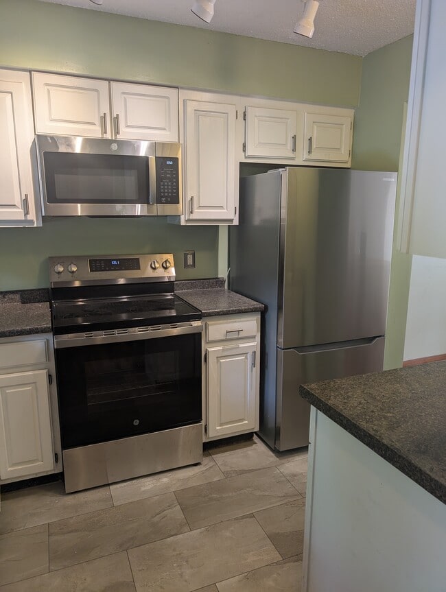 27 Maple St, Unit C in Essex Junction, VT - Foto de edificio - Building Photo