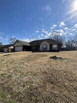 8812 Skypark Dr in Fort Smith, AR - Building Photo