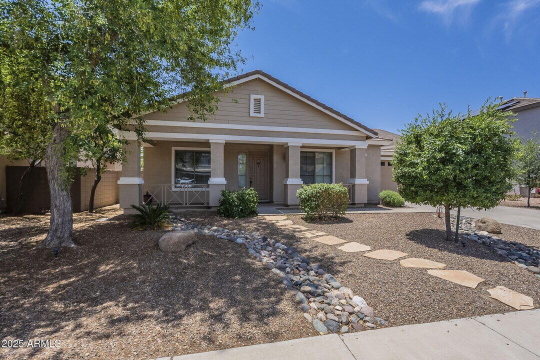 14335 W Country Gables Dr in Surprise, AZ - Building Photo
