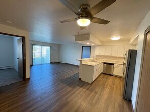 Heritage Village Apartments in Greenfield, WI - Foto de edificio - Building Photo