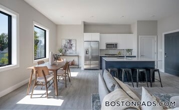 656 Saratoga St, Unit 313 in Boston, MA - Building Photo - Building Photo