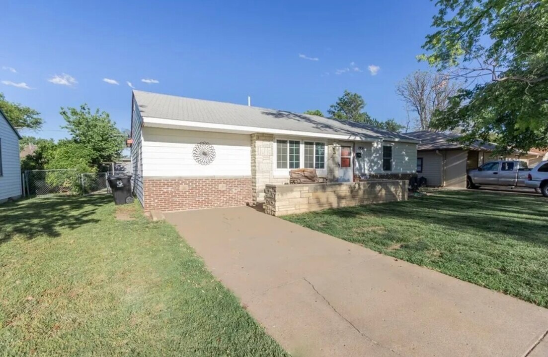 1931 Larson St in Salina, KS - Building Photo