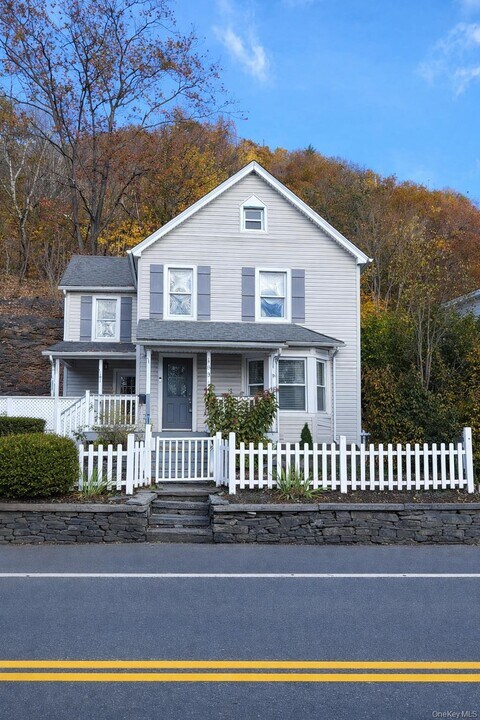 83 W Main St in Port Jervis, NY - Building Photo