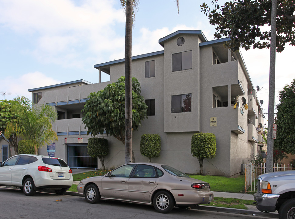 2250 Cedar Ave in Long Beach, CA - Building Photo