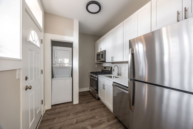 6513 N Newgard Ave, Unit 1B