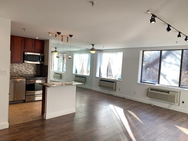 10 Canterbury Rd in Great Neck, NY - Building Photo - Building Photo