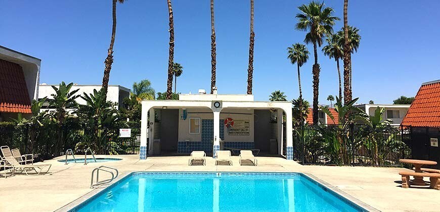 186 E Via Escuela in Palm Springs, CA - Building Photo