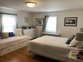 54 Duxbury Rd, Unit 1 in Newton, MA - Building Photo - Building Photo