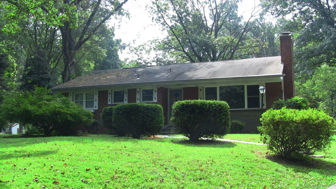 1001 Orchard Way in Silver Spring, MD - Building Photo