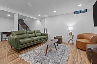 1095 April Ln, Unit Lower in Ashwaubenon, WI - Building Photo