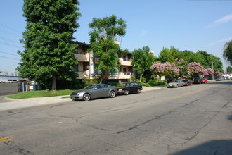 Fountains on Verdugo Drive in Burbank, CA - Foto de edificio - Building Photo