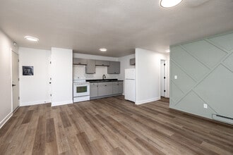 Crossroad Apartments in Des Moines, IA - Building Photo - Interior Photo