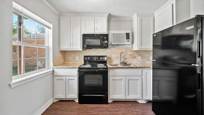 2714 Morenci St, Unit 3 in Pearland, TX - Building Photo - Building Photo